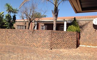 2 Bedroom Townhouse in Roodepoort Central