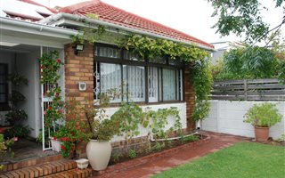 1 Bedroom Garden Cottage in Claremont