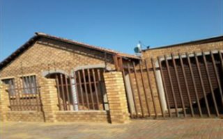 2 Bedroom House in Lenasia South