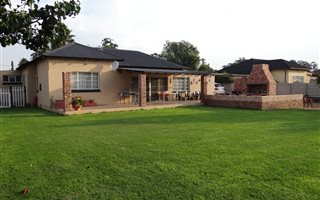 4 Bedroom House in Daggafontein