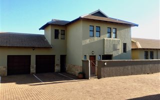 3 Bedroom Townhouse in Woodland Hills
