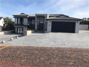 3 Bed House in Mossel Bay Golf Estate