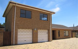 4 Bedroom House in Mikro Park
