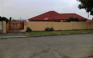 4 Bedroom House in Robertsham