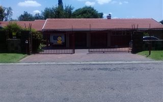 4 Bedroom House in Parkhill Gardens
