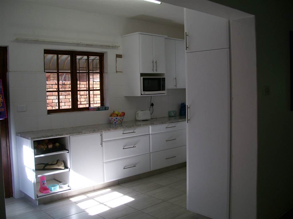 3 Bedroom Duplex in Prestbury photo number 9