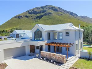 4 Bed House in Fernkloof Estate