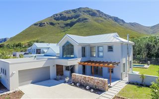 4 Bedroom House in Fernkloof