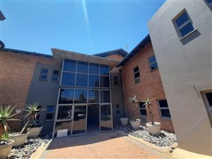 125 m² Commercial space in Silver Lakes