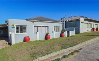 8 Bedroom House in Jeffreys Bay