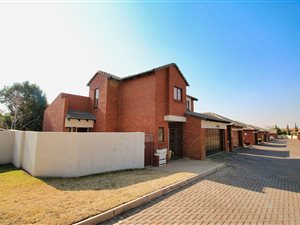 3 Bed Townhouse in Crescent Wood Country Estate