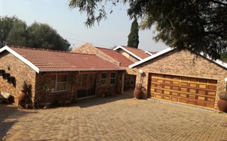 4 Bedroom House in Noordheuwel