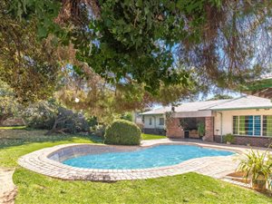 4 Bed House in Florida Glen