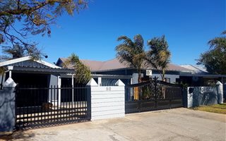 6 Bedroom House in Roux Park