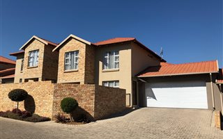 3 Bedroom Townhouse in Honeydew Manor
