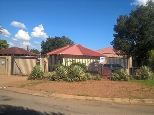 3 Bedroom House in Heuweloord