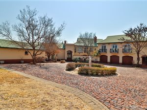 6 Bed House in Pebble Rock