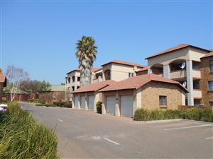 2 Bed Apartment in Die Hoewes