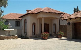 3 Bedroom House in Blue Valley Golf Estate