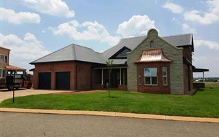 4 Bedroom House in Waterlake Farm