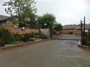 2 Bed Simplex in Weltevreden Park