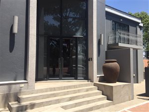 880 m² Commercial space in Fourways