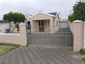 3 Bed House in Elsies River