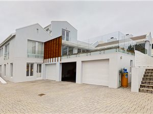 4 Bed House in Montclair