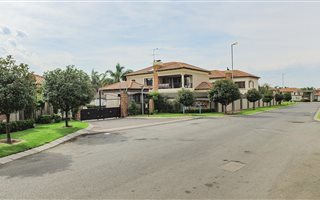 5 Bedroom House in Bartlett