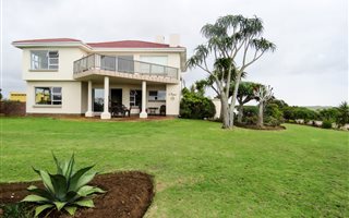 4 Bedroom House in Boggomsbaai
