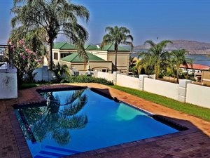4 Bedroom House in Kosmos Ridge