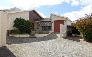 2 Bedroom Townhouse in Somerset West Central