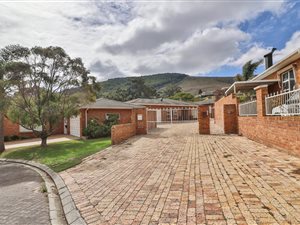 4 Bed House in Plattekloof