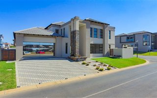 5 Bedroom House in Blue Valley Golf Estate