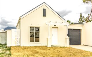 2 Bedroom House in Nuutgevonden