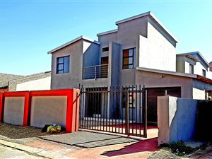 6 Bed House in Spruit View