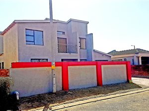 6 Bed House in Spruit View