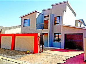 6 Bed House in Spruit View