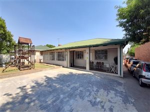 350 m² Commercial space in Farrarmere
