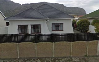 2 Bedroom House in Fish Hoek