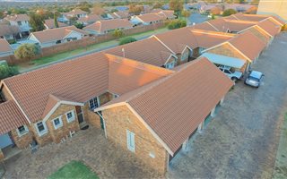 2 Bedroom Townhouse in Rooihuiskraal North
