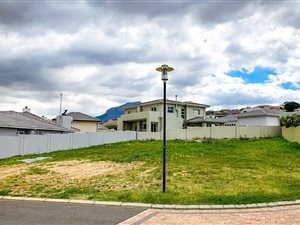 827 m² Land available in Dennegeur