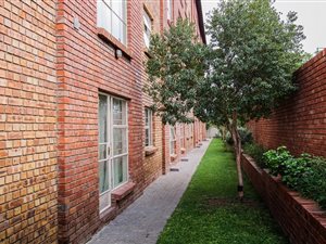 2 Bed Apartment in Eloffsdal