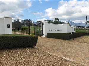 6736 m² Land available in Somerset West Central