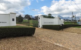 6736 m² Land available in Somerset West Central