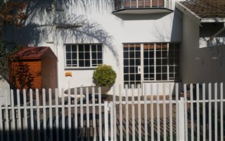 1 Bedroom Townhouse in Wilgeheuwel