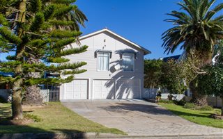 8 Bedroom House in Herolds Bay