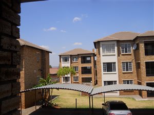 2 Bed Apartment in Die Hoewes