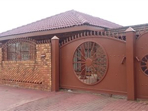 4 Bed House in Nellmapius