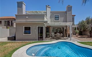 5 Bedroom House in Maroeladal